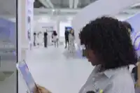 非洲女孩被AI识别出黑眼圈 网友：长得黑的好处又少一个