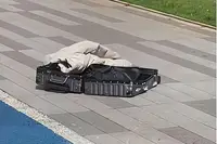 女子将行李箱从43楼抛下辩称没拿住 警方:刑拘!