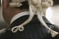 英国律师结束刑事法庭戴假发传统