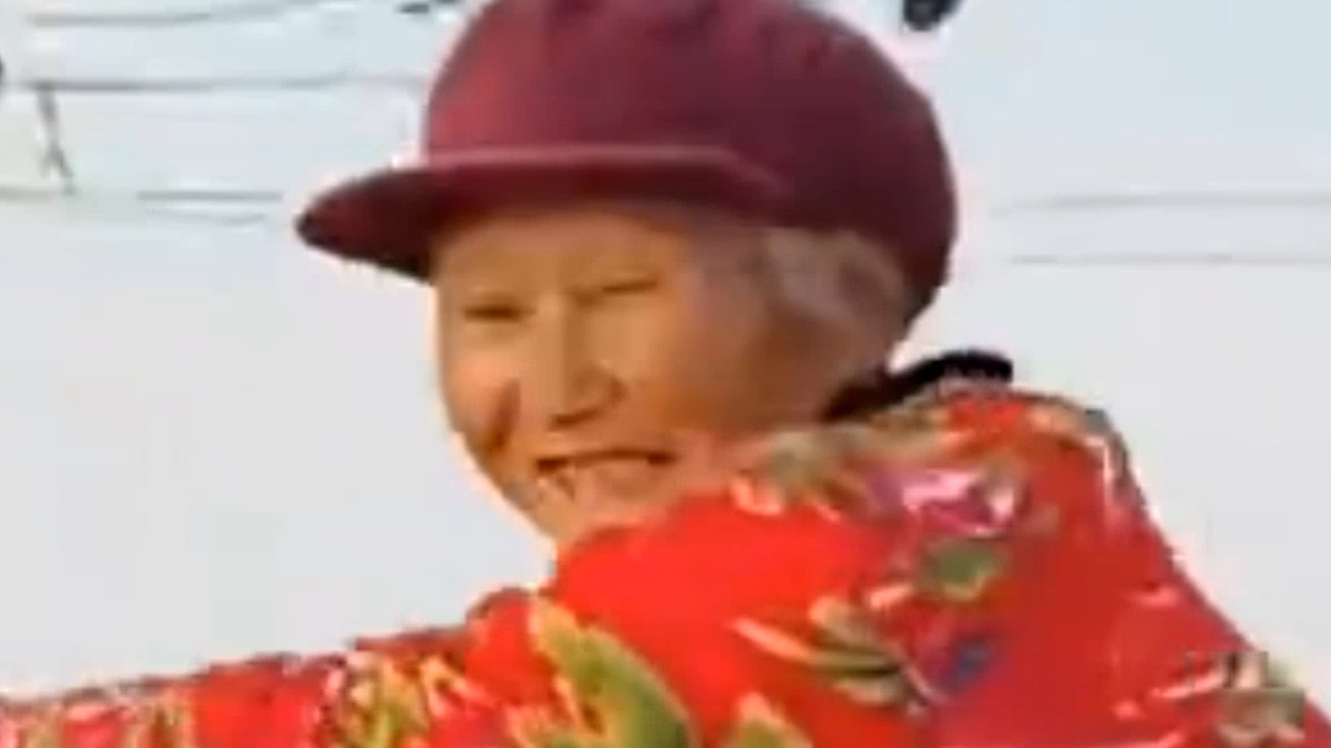 白发老奶奶娴熟驾驶拖拉机走红