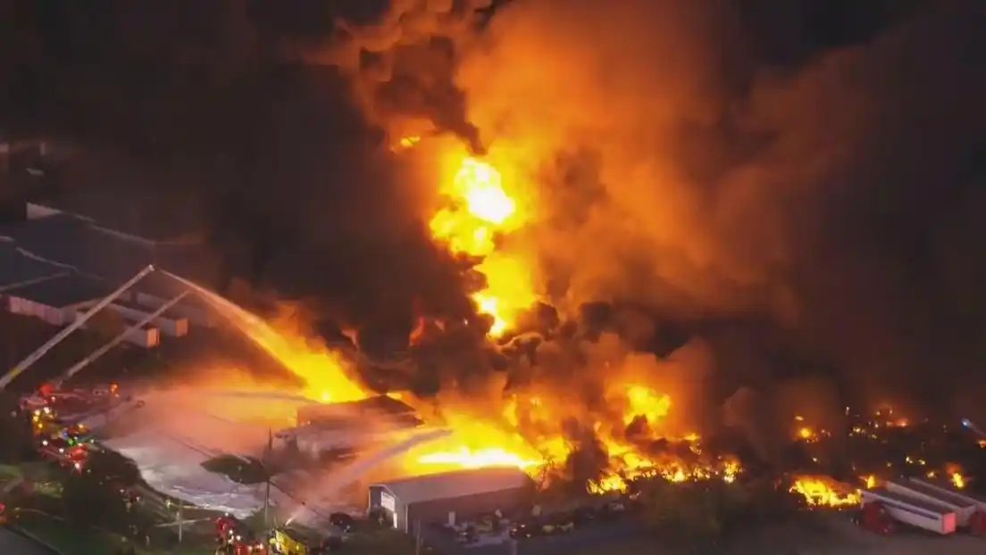 美国一机场发生飞机坠毁事故，致多人受伤