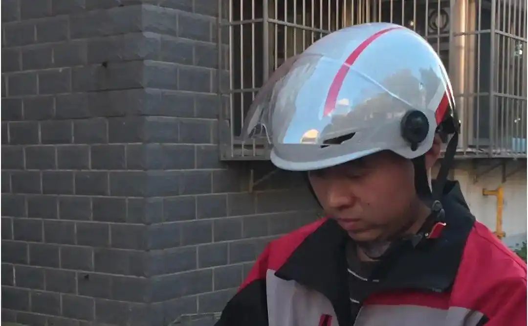 快递小哥“扔”快递被奖励6000元