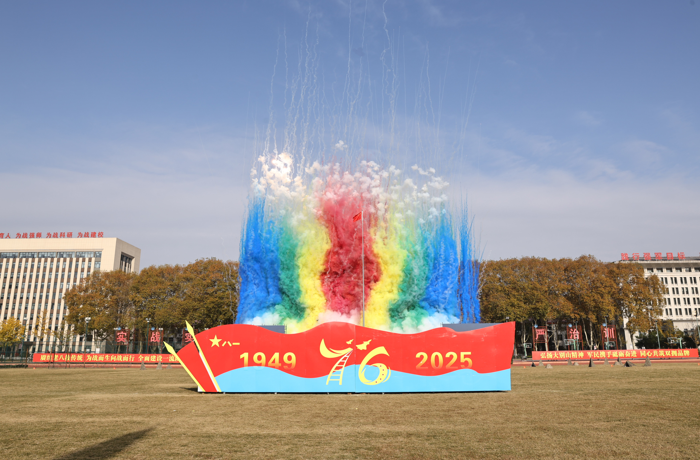 沉浸式感受军营氛围 空军工程大学航空机务士官学校举行军营开放日活动