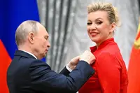 普京给扎哈罗娃戴勋章后送花庆生：祝贺我们的“外交之声”