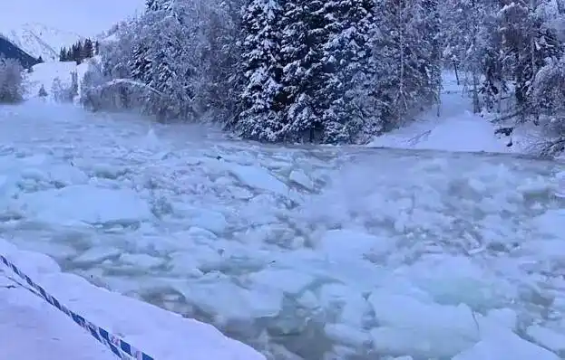 游客在喀纳斯下河道拍照突遇流凌