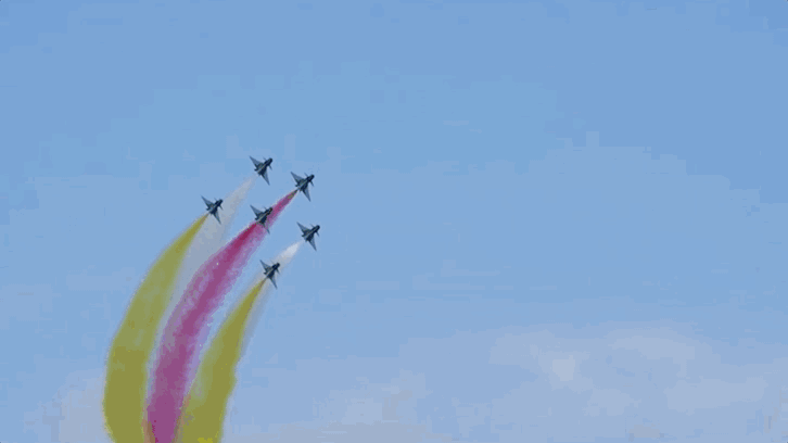 空军八一飞行表演队完成新加坡航展首场飞行