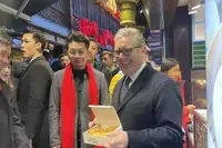 英首相外滩Citywalk后进入和平饭店