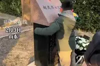 孩子抱着去世6年烈士爸爸墓碑大哭