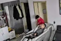 爷爷睡觉太沉叫不醒 孙子直接一巴掌