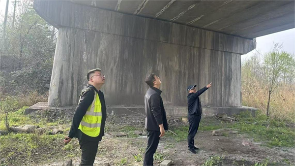 石龙区建设交通局开展公路桥梁安全隐患联合排查行动