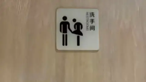 长沙一餐饮店卫生间男女标识引争议，店家回应