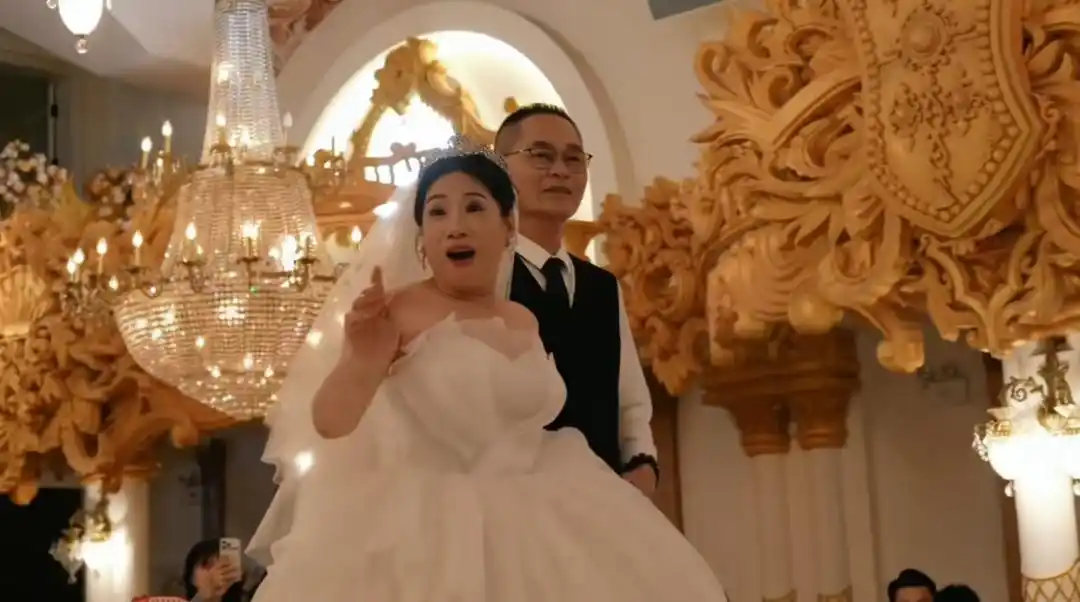 57岁女子参加婚礼发现被“骗” 新娘竟是自己