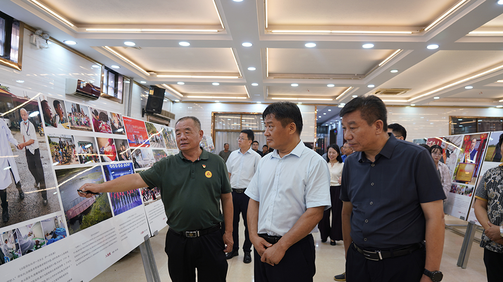 河南省首届“身边好人”纪实摄影展在驻马店开幕