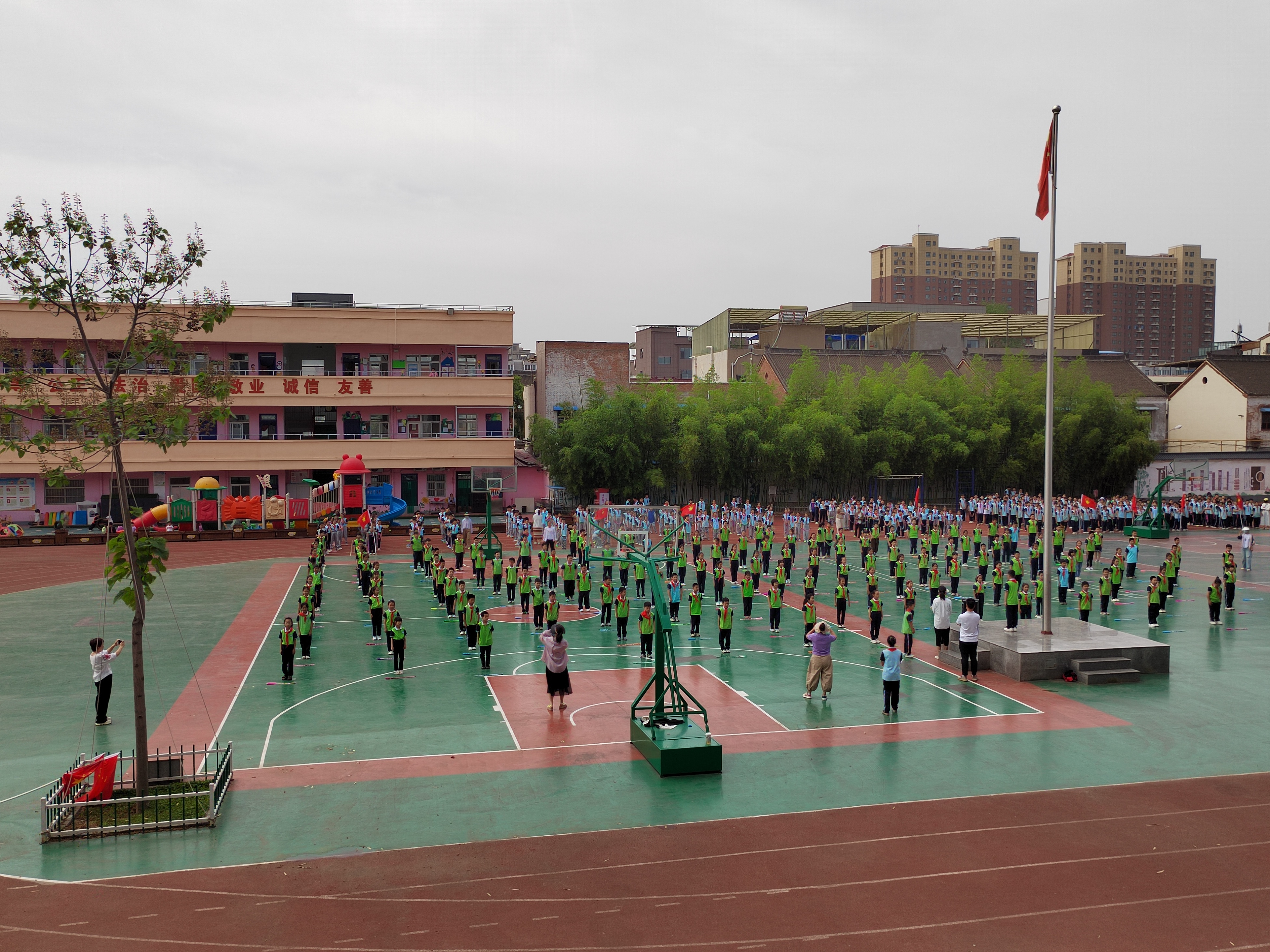 济源市文昌路小学举行"七彩阳光"课间操比赛