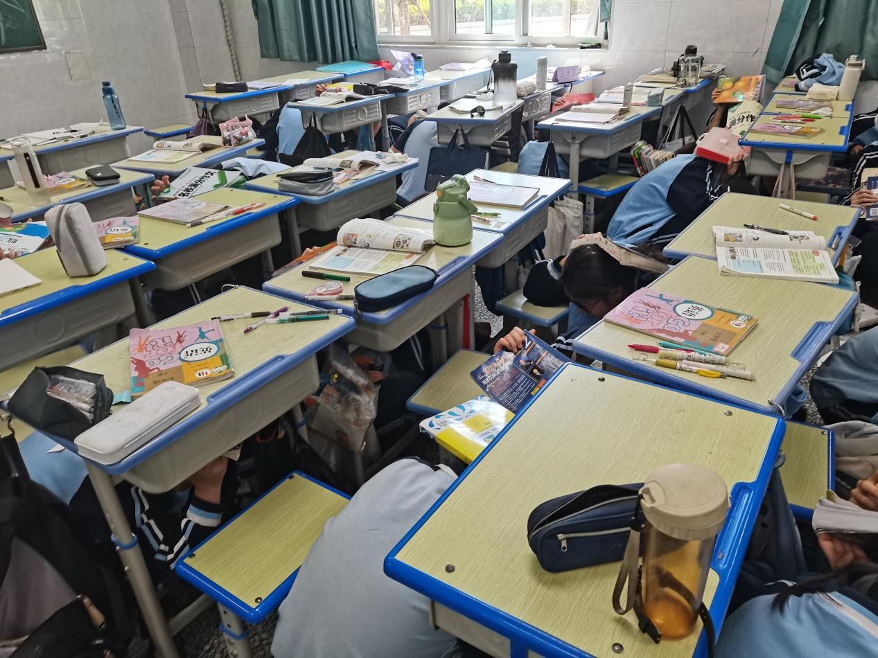 郑州一中教育集团紫荆中学防震减灾应急疏散演练活动