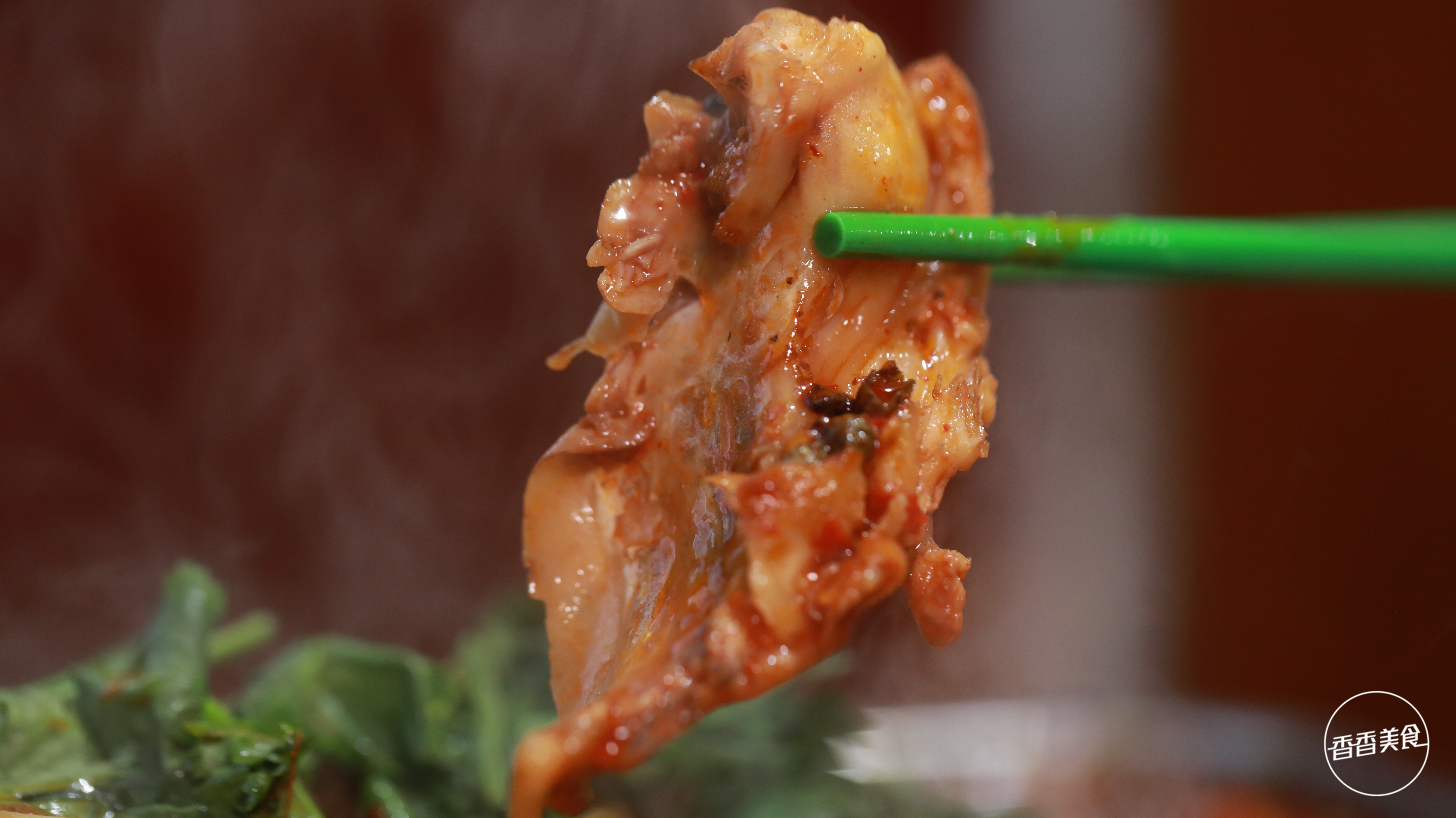 最值得一提的是,这里的碳锅鱼不是用炸好的鱼块儿制作的.