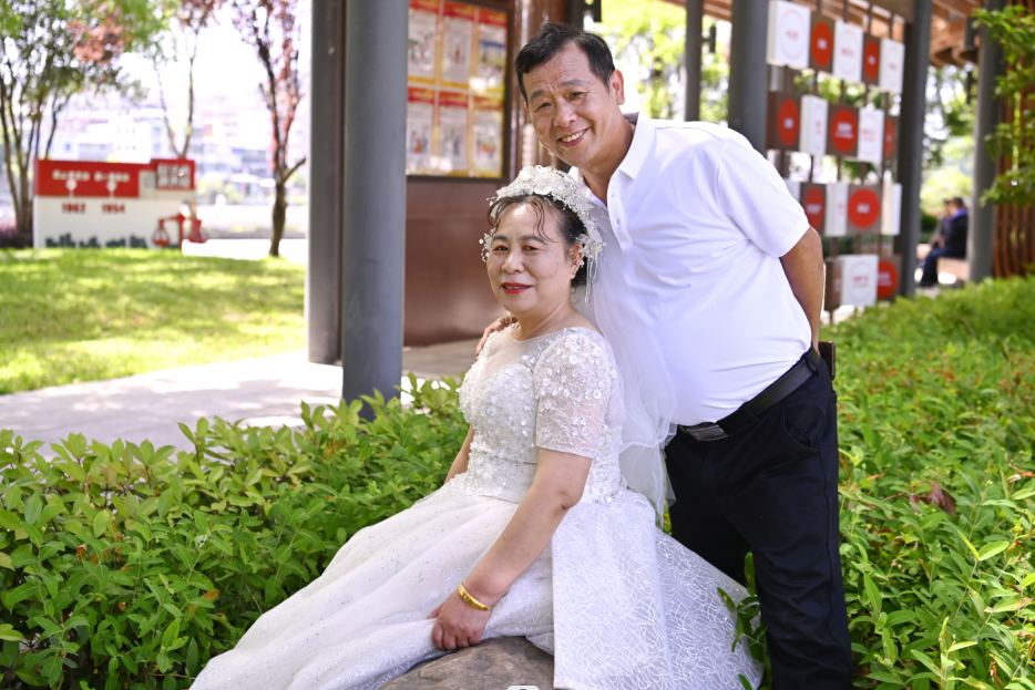 新县为16对中老年夫妻拍摄结婚纪念照