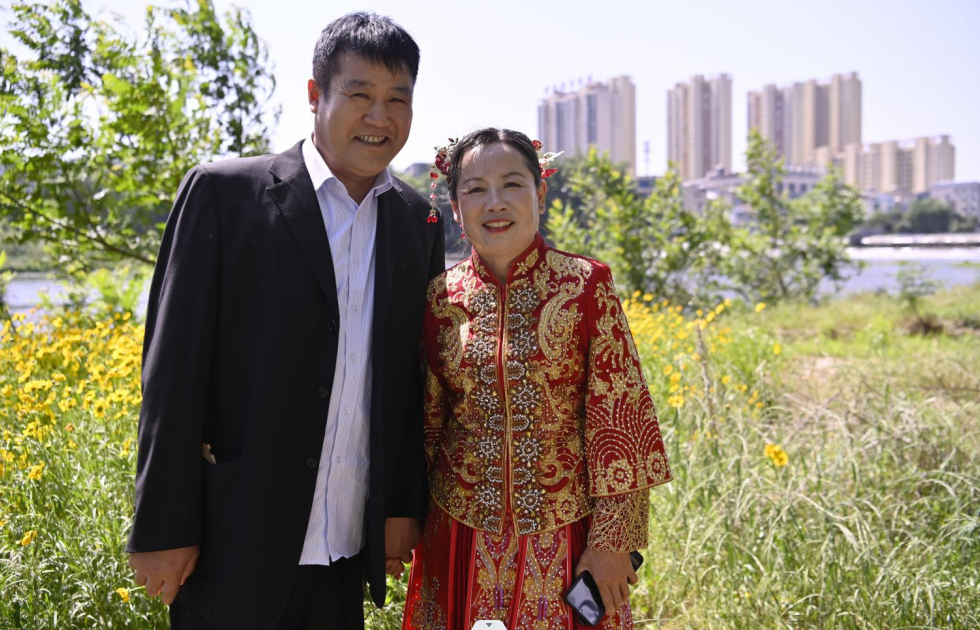 新县为16对中老年夫妻拍摄结婚纪念照