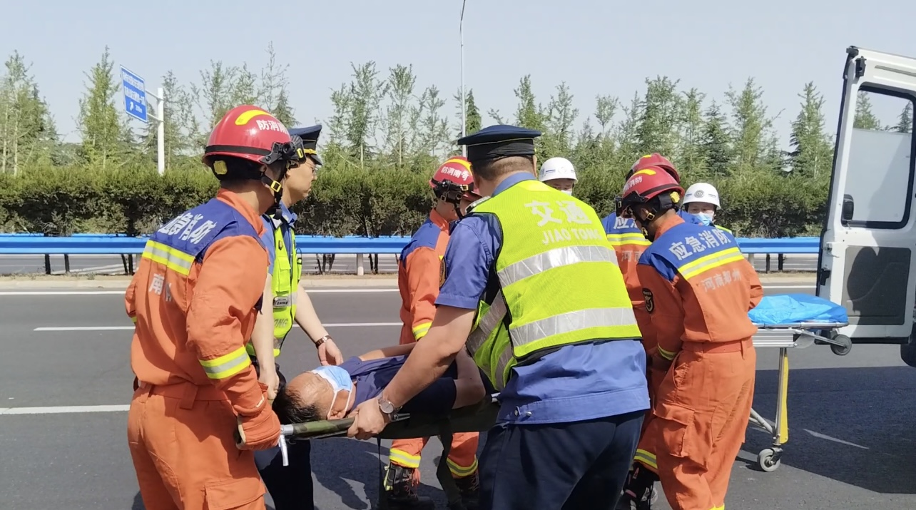 郑少高速组织开展道路交通事故应急综合救援处置演练