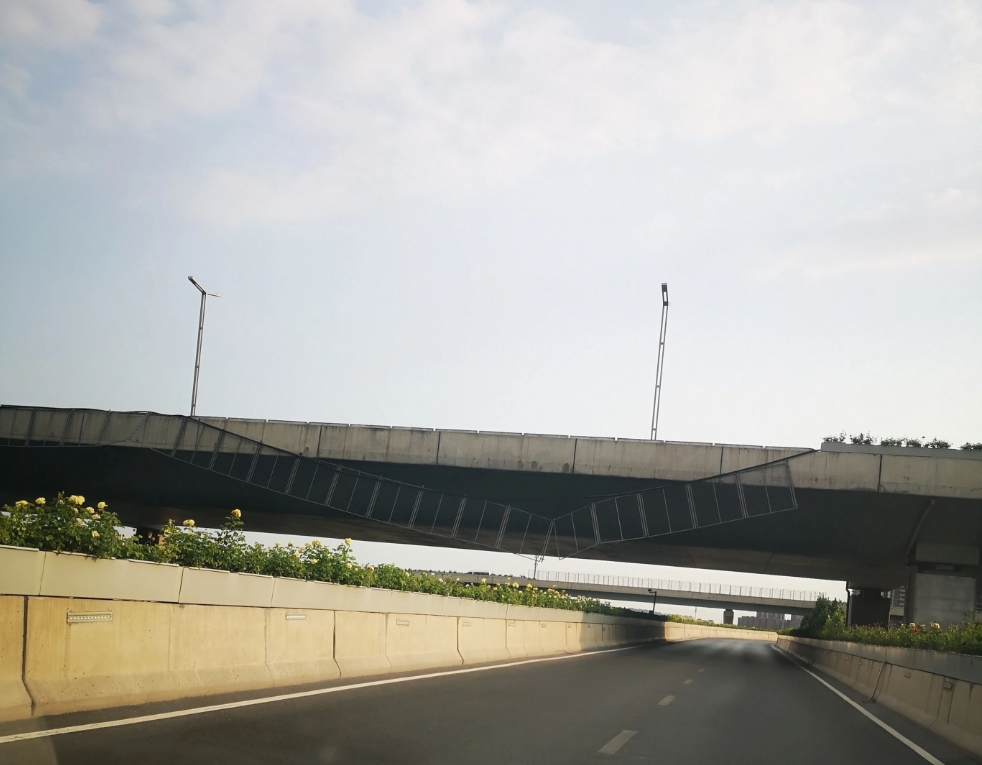 大风过后,郑州西三环这里护栏居然被吹成了这样….