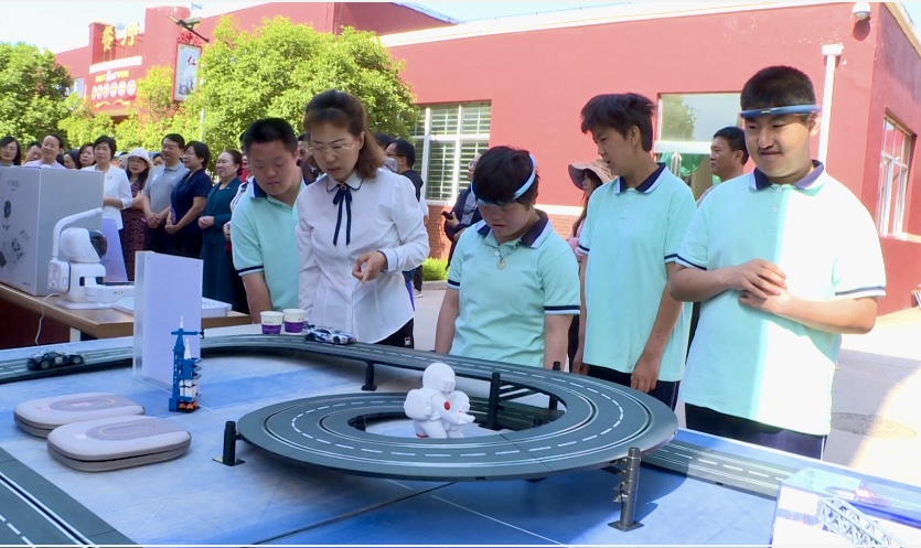 活动现场,特殊教育学校的学生们在老师的悉心指导下,首次体验了脑控
