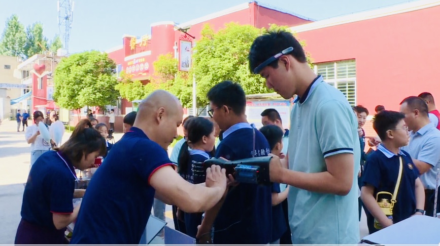 活动现场,特殊教育学校的学生们在老师的悉心指导下,首次体验了脑控