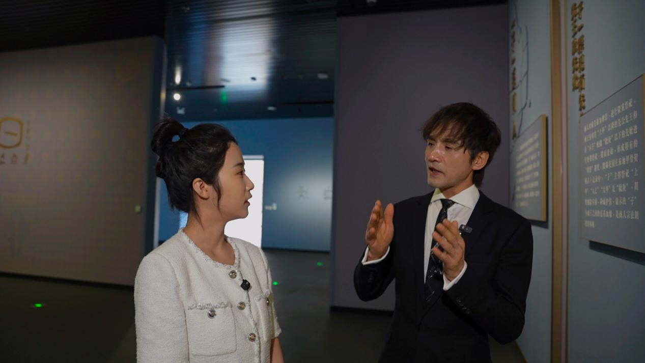 当记者抛出这个质疑时,于成龙拍案反问:"不是女人,武丁干吗问她生孩子