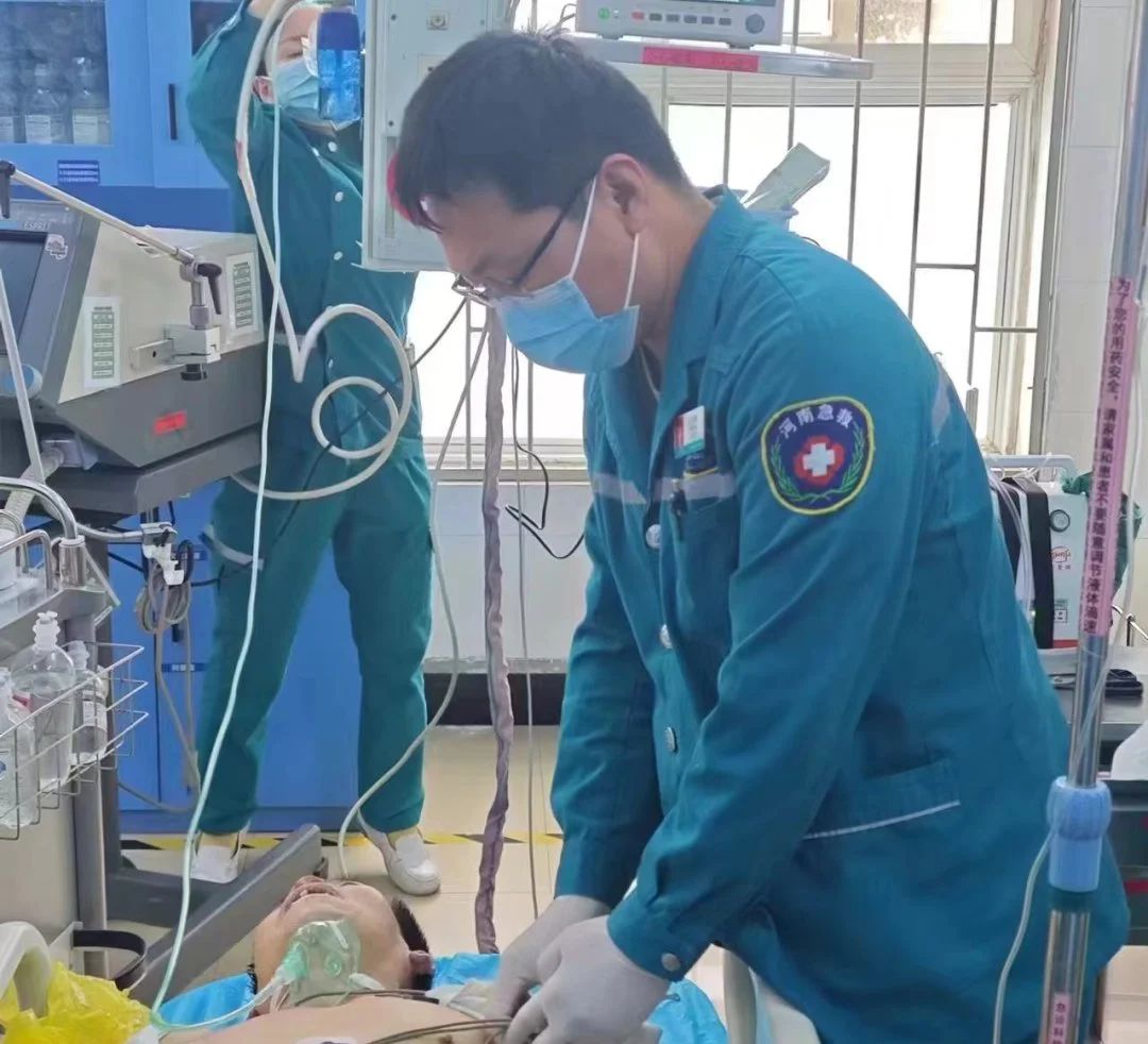 988医院胸痛中心接力抢救,猝死男子起死回生