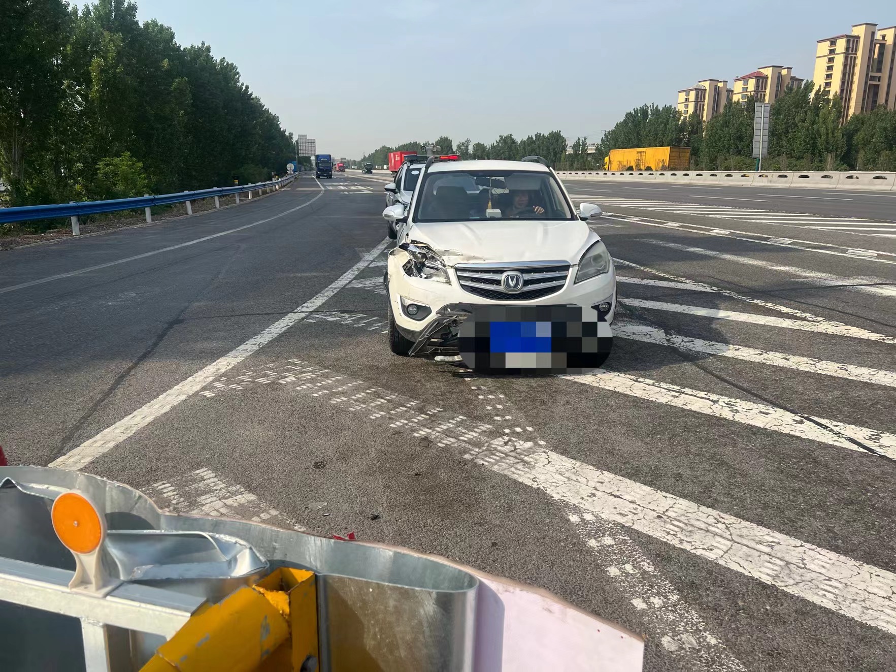 司机几秒钟犹豫不决  致小客车与高速防撞缓冲垫发生碰撞