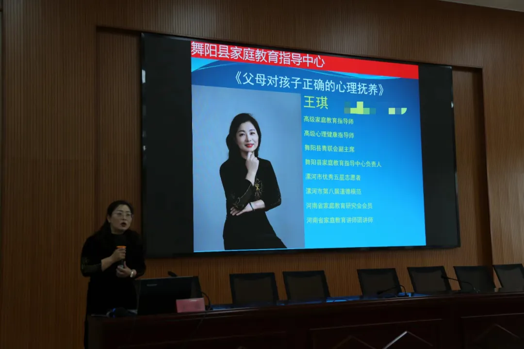 王琪老师以"父母对孩子正确的心理抚养"为主题,通过家风宣讲,案例讲解