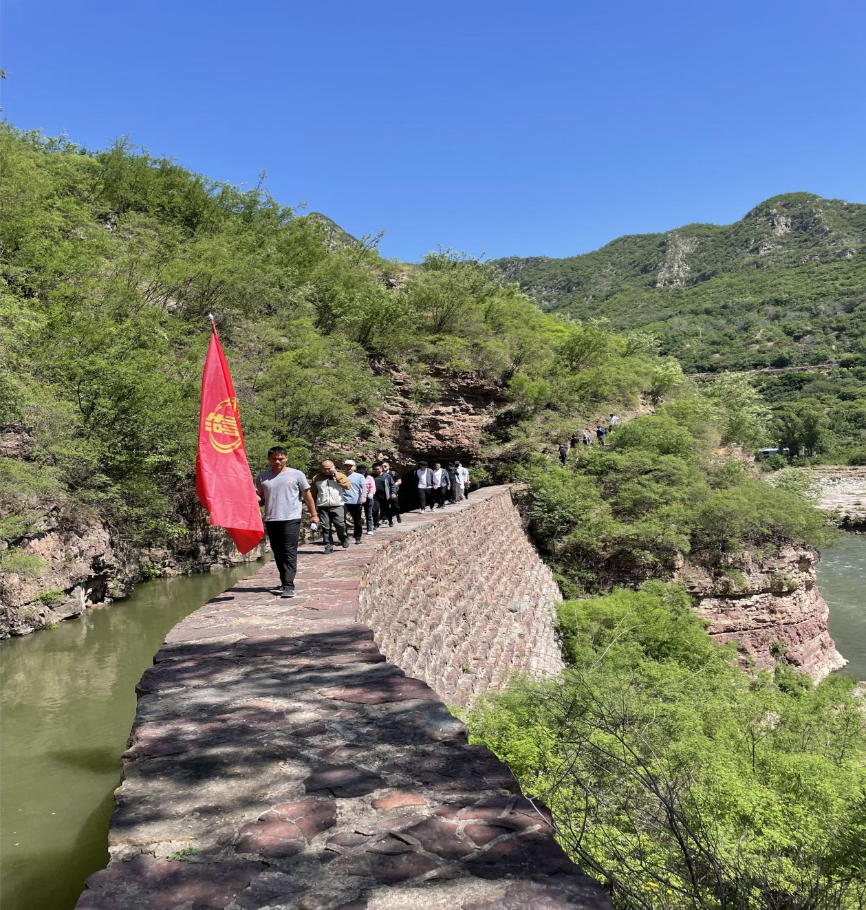 安阳滑县税务局开展"青·行"重走修渠路活动