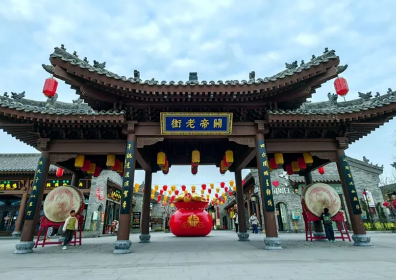 初夏时节,周口关帝庙历史街区迎来旅游旺季,游人络绎不绝,十分热闹