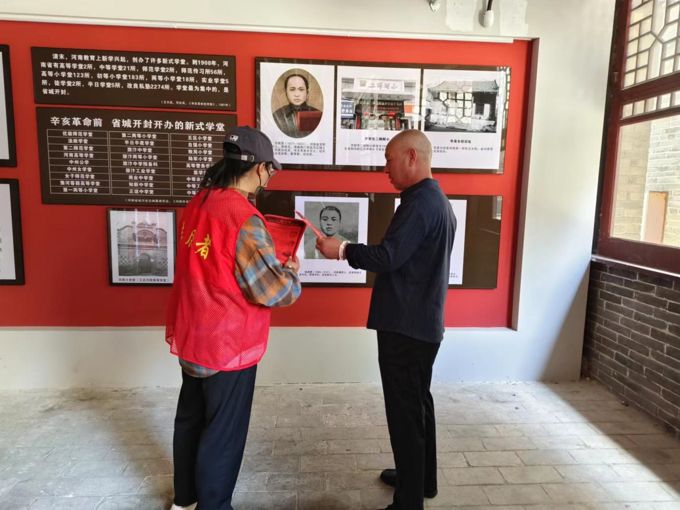 兰考刘岘纪念馆在人民广场采取制作展板,悬挂宣传条幅,发放宣传材料