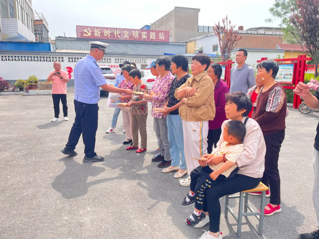 河南安阳交警走进西郭村开展电动三,四轮车专项整治宣传活动