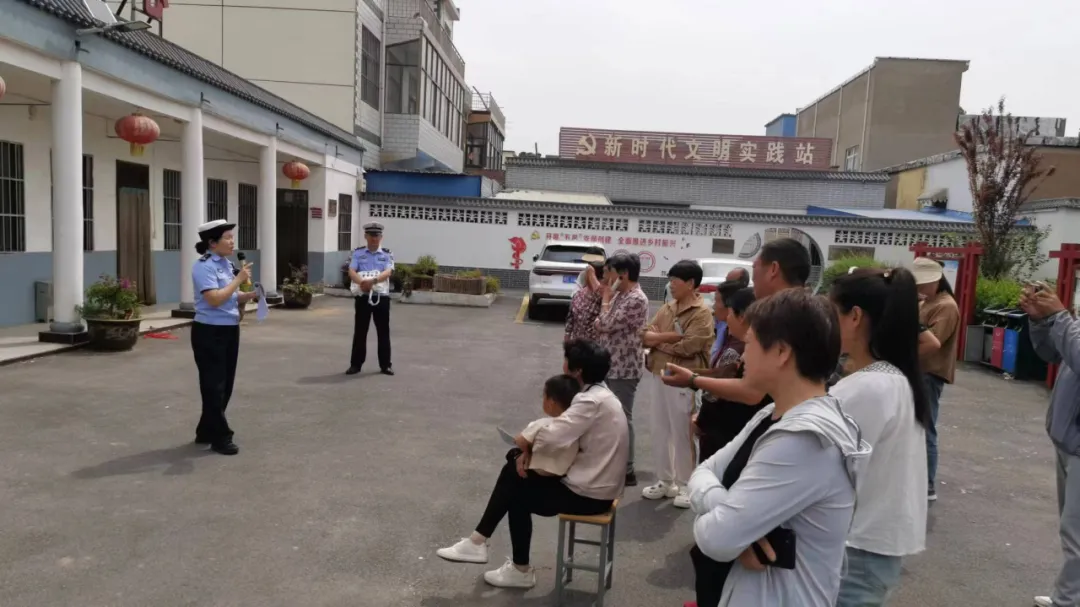 河南安阳交警走进西郭村开展电动三,四轮车专项整治宣传活动