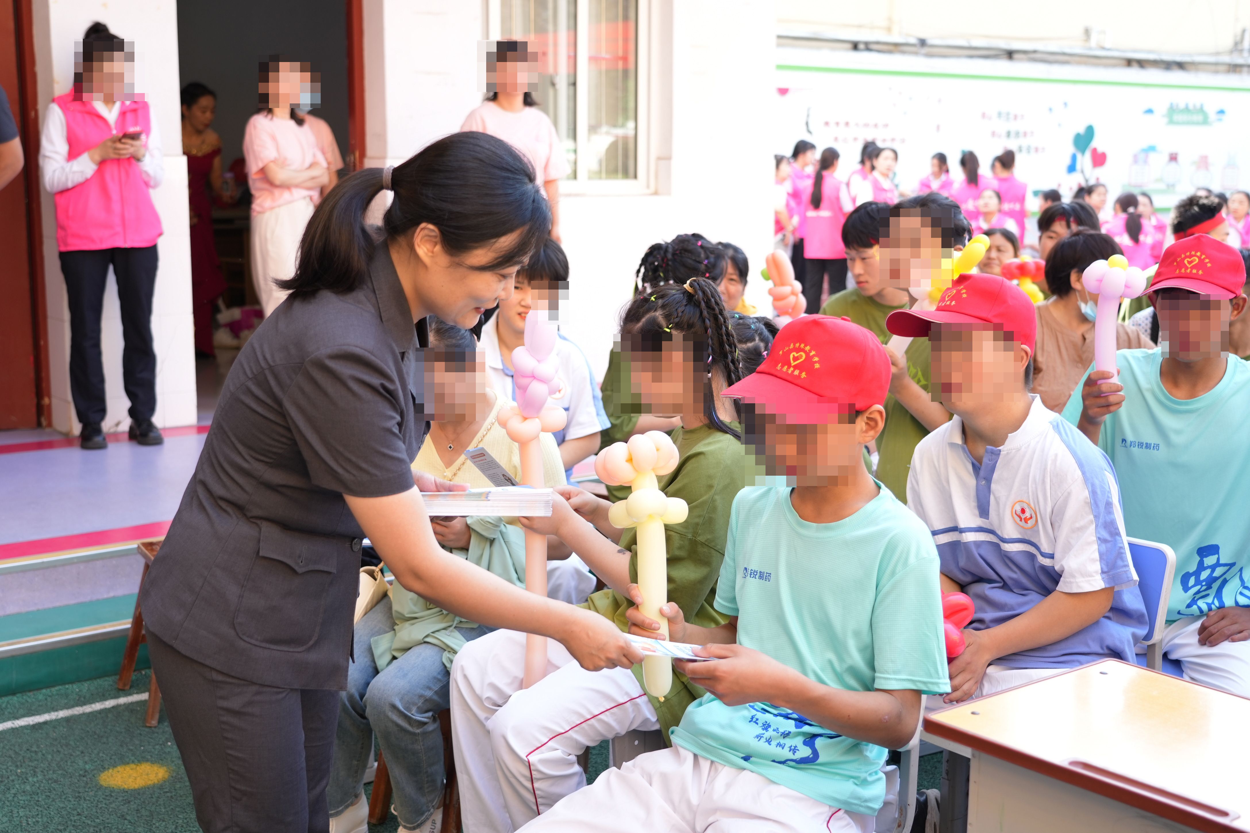 罗山县法院走进特殊教育学校送法送温暖