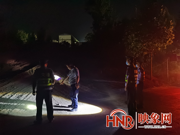 平顶山石龙区建设交通局开展联合执法夜查行动