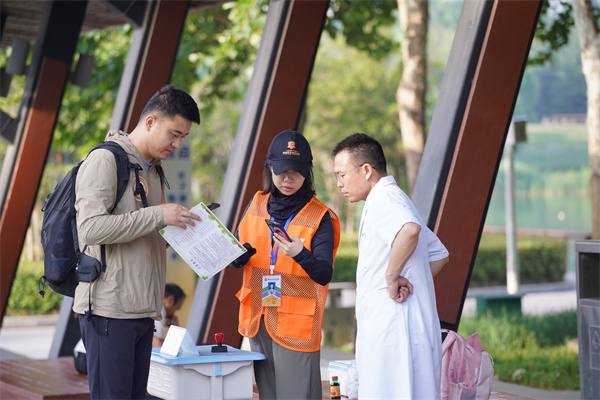 郑州二七区幸福路小学教育集团举行亲子15公里远足砺行活动