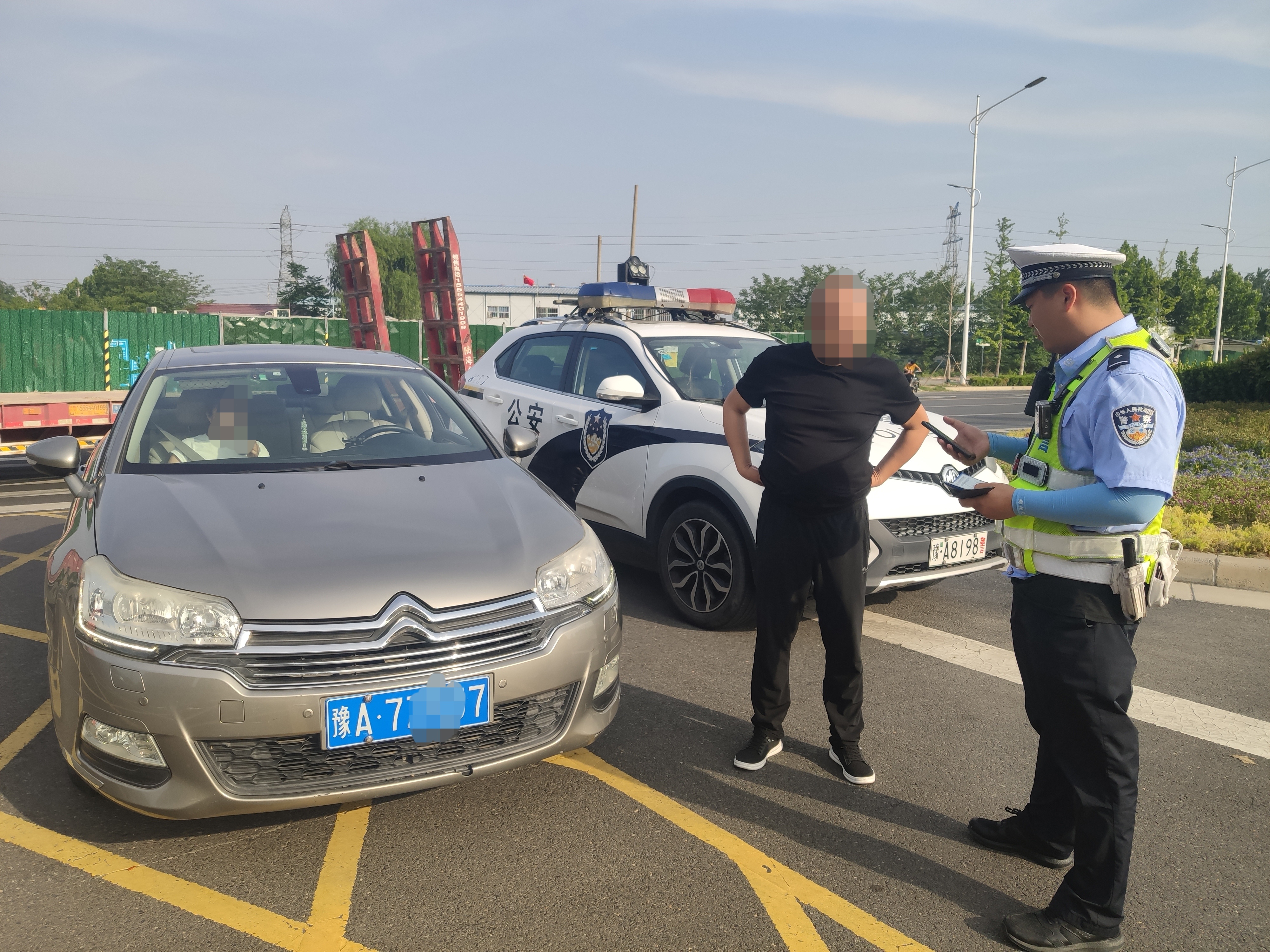 【郑州交警十一支队】闯红灯危害大 别拿生命"赶路"!