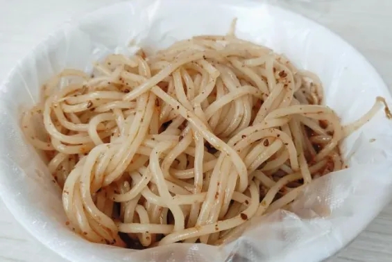 隐于市的一家店,光彩走到头,一个老旧的楼下头,有个木板上写了菜单,上