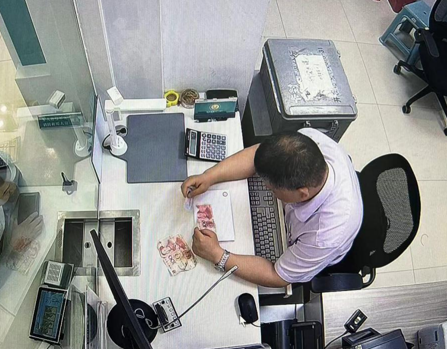 农行郑州科学大道支行： 慧眼如炬辨真伪，民警赞誉满厅堂