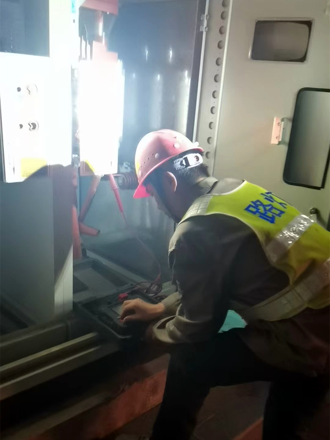 市区路灯高压发生接地故障,导致金水路以南,陇海路以北,人民路以东