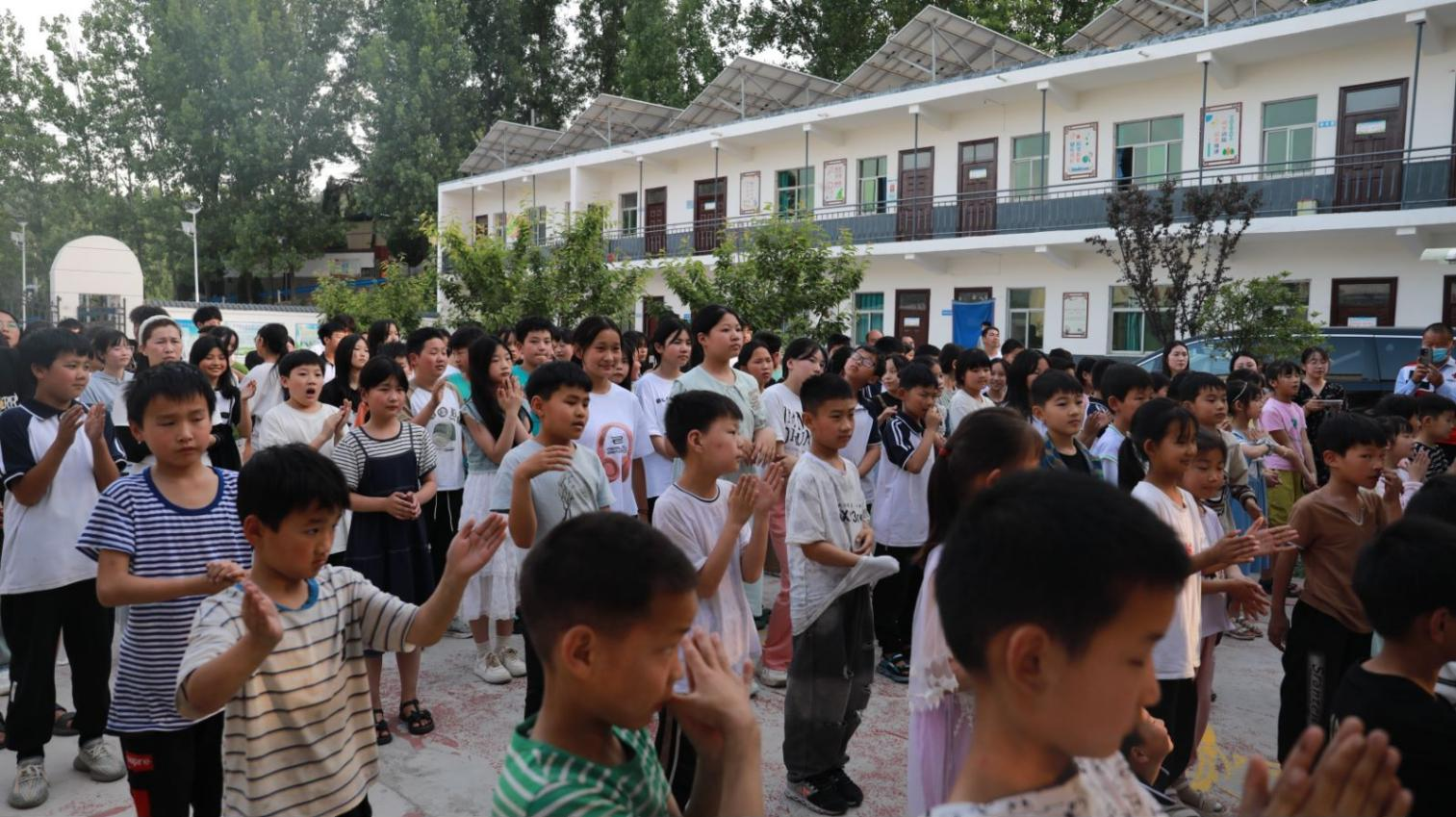 "爱心书包"公益捐赠走进宜阳县