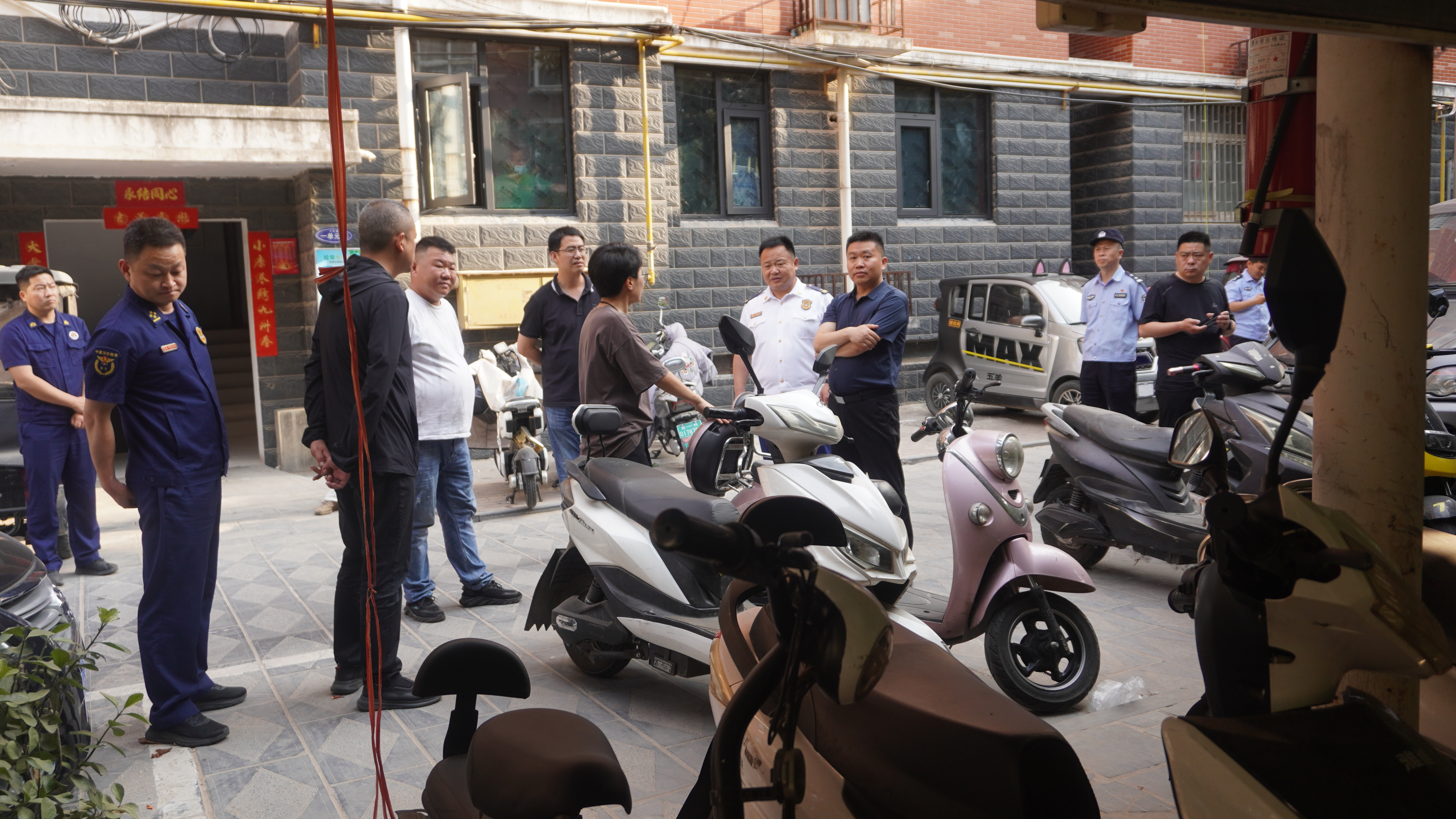 发生,荥阳市政府二级调研员杨书伟带队开展电动自行车集中夜查行动,市