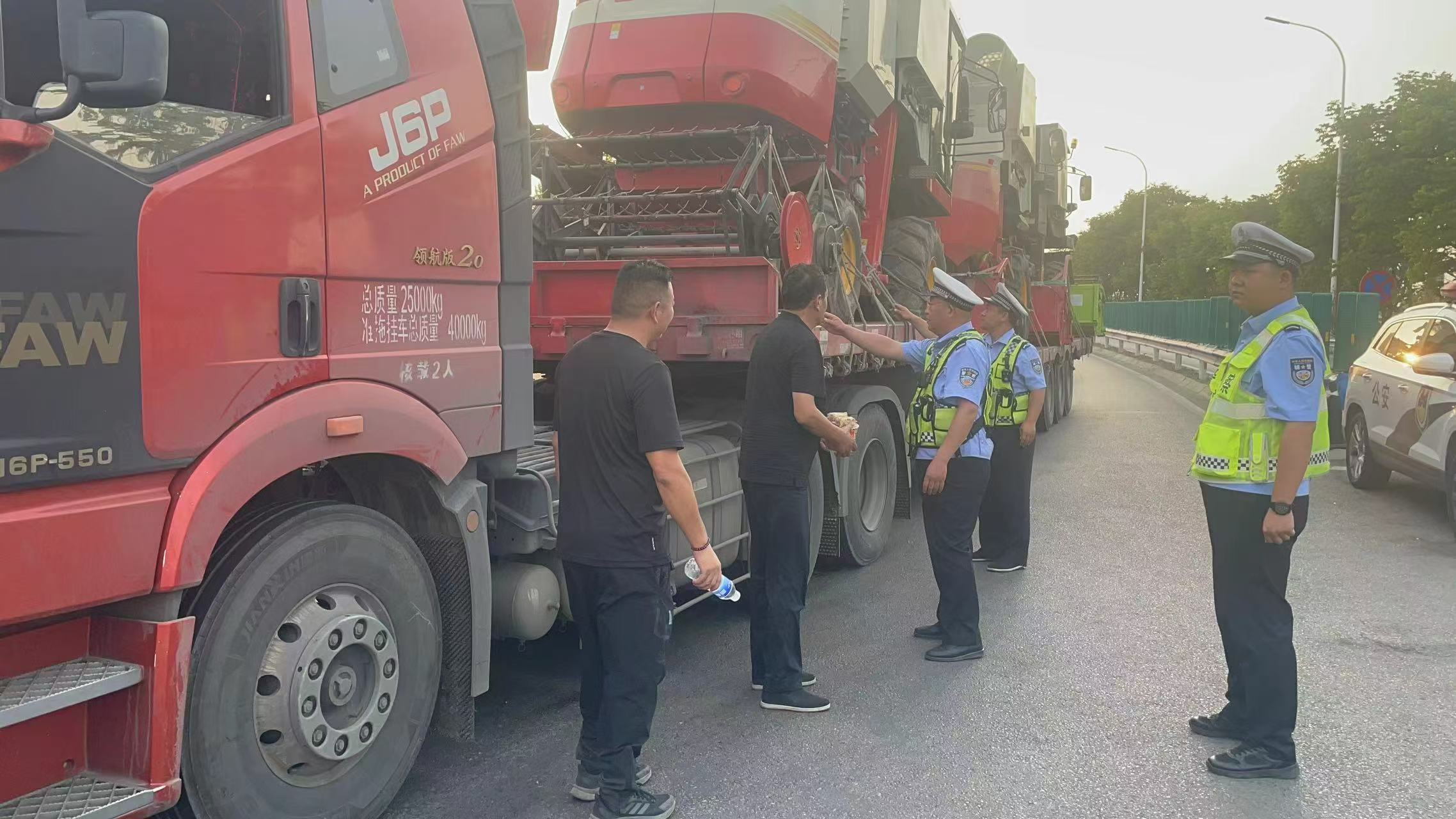 【商丘高速交警】提供"套餐"暖心服务护航"麦客"安全通行