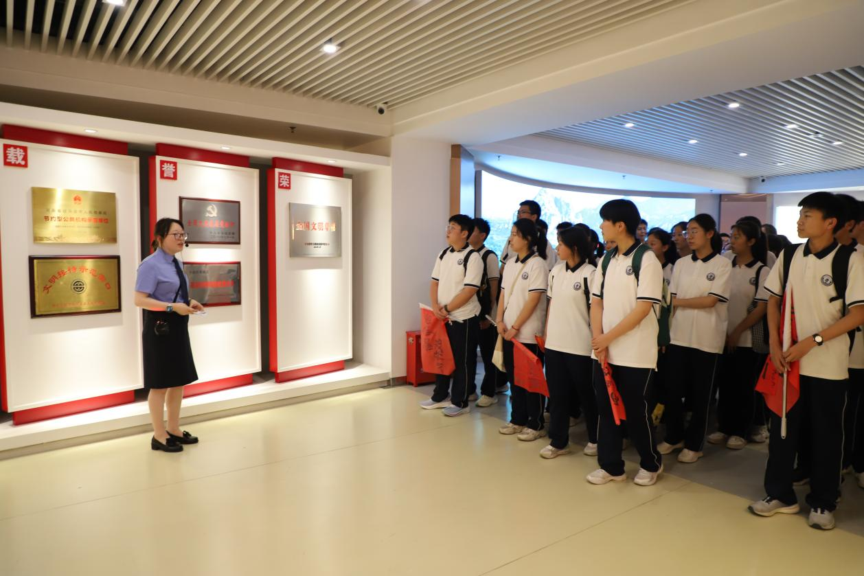成长,5月24日上午,驻马店市检察院联合驻马店高级中学开展"检教同行