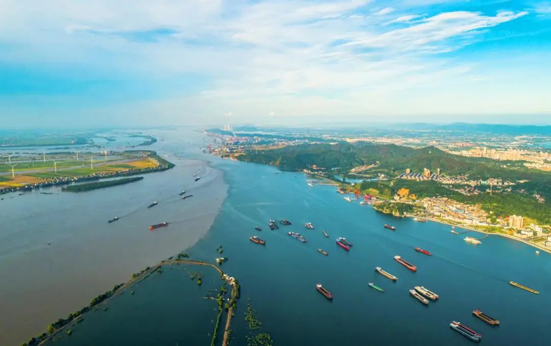 (图:鄱阳湖口千帆竞渡运输忙)(图:赣鄱黄金水道百舸争流霞满天)在江西