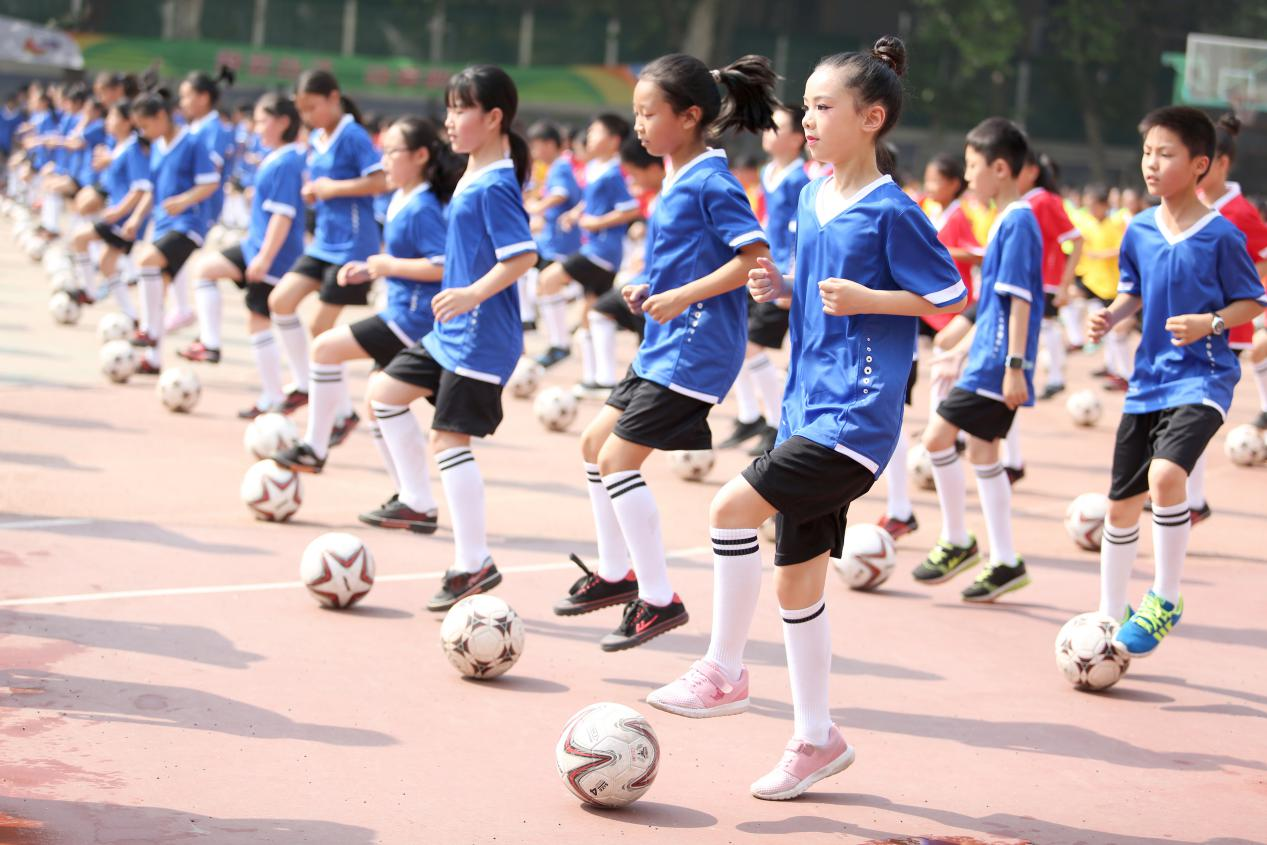 郑州市金水区金桥学校女足在"市长杯"校园足球赛场大放异彩