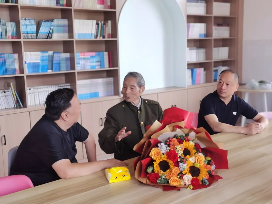 世纪老人归省故里 赤子之心守望教育