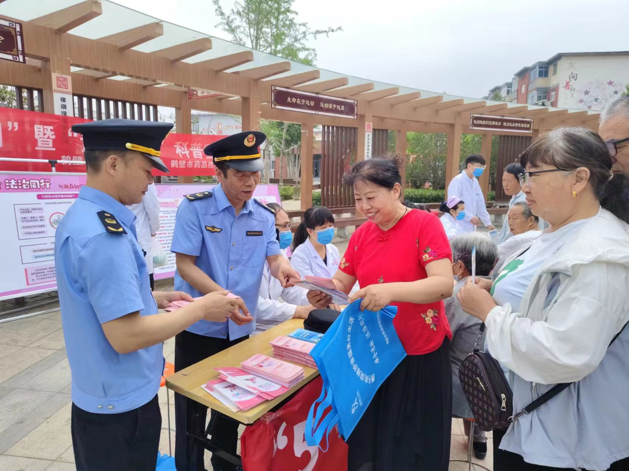 鹤壁市市场监督管理局山城分局开展爱肤日化妆品宣传活动